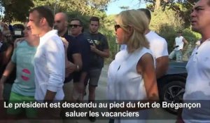 Bain de foule d’Emmanuel Macron à la sortie du fort de Brégançon