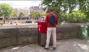 Les nouveaux urinoirs parisiens amusent les touristes