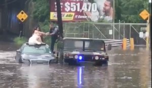 Un policier sauve une mariée lors des inondations