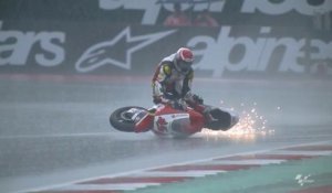 Un pilote de MotoGP surfe sur sa moto