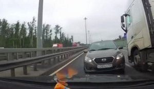 Une voiture se retrouve sur sa voie après un choc avec un camion