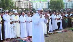 Les musulmans fêtent l'Aïd à travers le monde