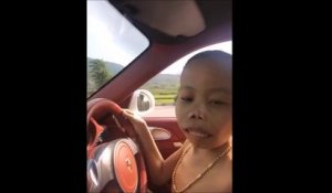 Cet enfant chinois conduit une voiture de luxe