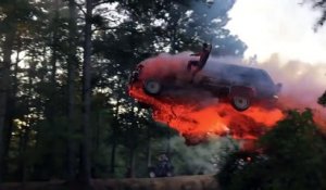 Une voiture en feu saute au dessus d'un lac... Cascade époustouflante