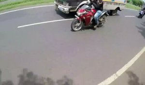 Un biker eclate le rétro d'un routier et va le regretter