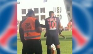 PSG - Le beau cadeau de Neymar à un jeune supporter