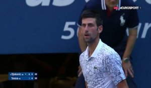Quand Djokovic prend un "time violation" au service, c'est le ramasseur de balles qui trinque