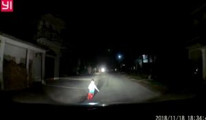 Il tombe sur un enfant sans surveillance en pleine nuit au milieu de la route