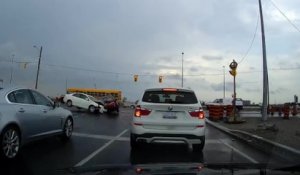 Violent accident entre deux voitures à un carrefour