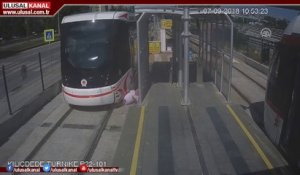 Un homme se fait happer par un tramway et s'en sort miraculeusement avec un pied cassé