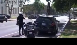 Il casse une voiture de police debout sur le toit... arrestation facile !