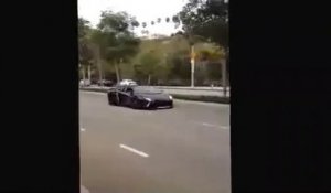 Il jette des cailloux sur une Lamborghini qui fait des accélérations dans sa rue