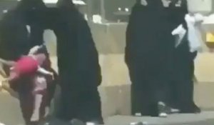 (Choc) En Arabie Saoudite quatre femmes se bagarrent et l'une d'elle laisse tomber son enfant à deux reprises