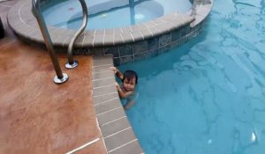 Un bébé nage dans une piscine