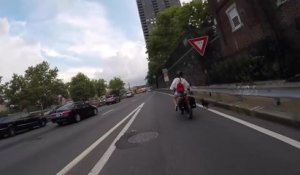 Deux cyclistes partent à la poursuite d'un chien qui court dans les rues de New York