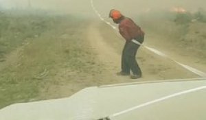 Ce pompier se fait emporter sa lance incendie par une tornade de feu