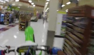 Un jeune homme fait du motocross dans un supermarché et se fait arrêter