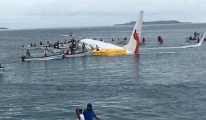 Un Boeing 737 plonge dans un lagon du Pacifique, tout le monde s'en sort