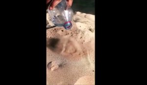Il verse de l'eau sur le sable et elle s'évapore à la seconde où elle le touche