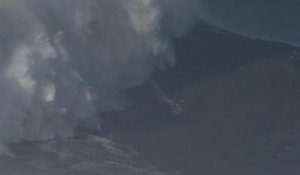 Surf - La plus grosse vague jamais surfée par une femme