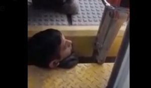 Un usager du métro à la tête coincée entre le quai et la rame