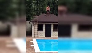 Un homme sur le toit d'une maison décide de plonger dans une piscine ! WTF