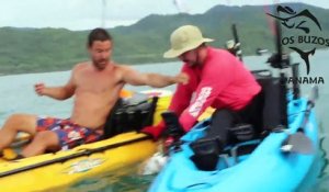 Ces pêcheurs en kayak galèrent pour remonter un énorme poisson