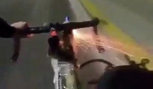 Ce cycliste fou lance des feux d'artifice sur des motards