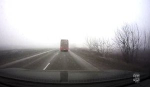 Un conducteur perd le controle de sa voiture. Impressionnant