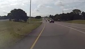 Un travailleur traverse la route sans voir la voiture qui arrive et provoque un accident
