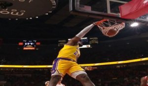 NBA [Dunk of the Night ] LeBron James baptise le cercle !