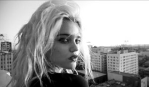 Sky Ferreira - Everything Is Embarrassing