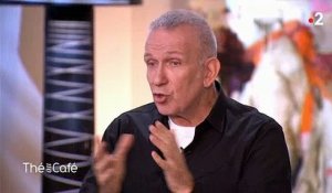 Jean Paul Gaultier raconte comment il a fait son coming out à ses parents dans " Thé ou café" - Regardez