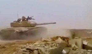 Un tank de l'armée syrienne se fait frôler par un missile