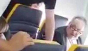 Un passager raciste refuse d’être assis à côté d’une femme noire, la compagnie la change de place
