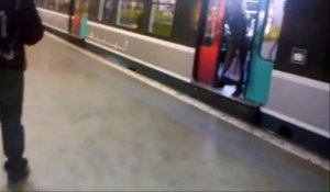 Lassé, un homme a trouvé une solution radicale quand les gens bloquent les portes du RER