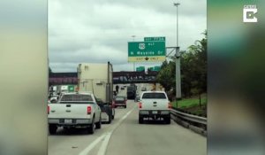 Un rouleau de câble en fuite sur l'autoroute