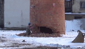 Ce gars tente de démolir une cheminée de 50m de hauteur avec un marteau piqueur... Courageux