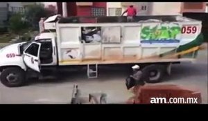 Quand un camion poubelle avance sans chauffeur... Les éboueurs mexicains sont tarés