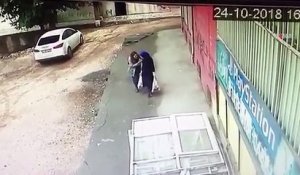Deux femmes rigolent dans la rue et se font avaler par la Terre