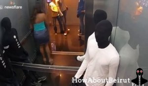 Gag effrayant : ces mannequins prennent vie dans l'ascenseur !