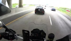 Un motard se dévoue pour retirer une palette au milieu de l'autoroute... Beau geste