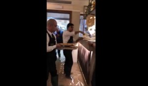 Ce restaurant de Venise continue de servir ses clients pendant les inondations