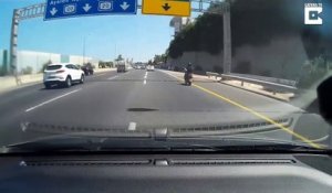 Cet homme en scooter un peu distrait se prend une voiture sur l'autoroute