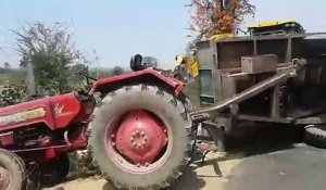 Quand un tracteur hors de contrôle se conduit tout seul et fuit !!