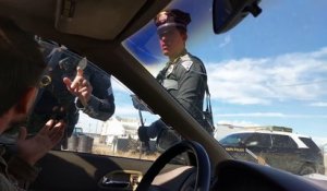 La Police casse la vitre d'un conducteur qui refuse d'obtempérer (USA)