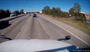 Un camion ne peut rien faire pour eviter cette voiture sur l'autoroute