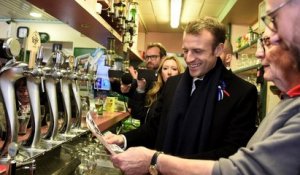 Macron revient, un an et demi après, dans un bar près de Lens