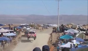 Un 4x4 se retrouve à contresens pendant le rallye-raid Baja 1000