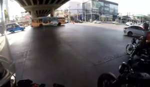Un motard se fait percuter par une voiture qui grille un feu rouge !